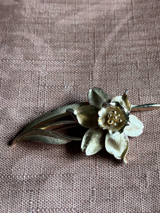 Crown Trifari Jewelry - Vintage Signed CROWN TRIFARI Gold Tone Daffodil Flower Brooch Pin